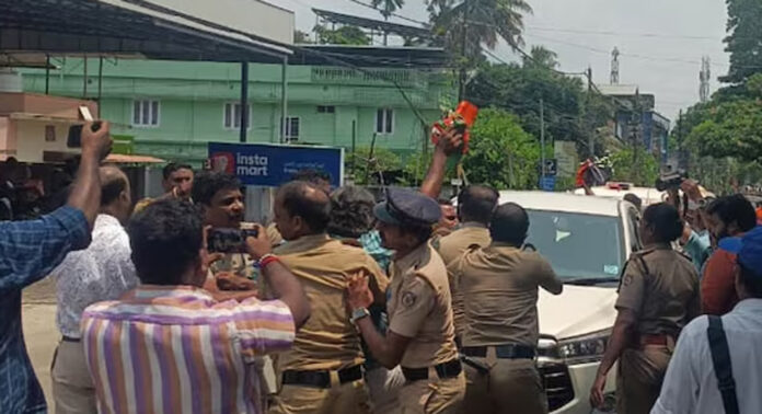 മന്ത്രി എം.ലിജുവിനു നേരെ കരിങ്കൊടി പ്രതിഷേധം ; ബിജെപി പ്രവർത്തകരെ അറസ്റ്റ് ചെയ്ത് നീക്കി മന്ത്രി എം.ലിജുവിനു നേരെ കരിങ്കൊടി പ്രതിഷേധം ; ബിജെപി പ്രവർത്തകരെ അറസ്റ്റ് ചെയ്ത് നീക്കി