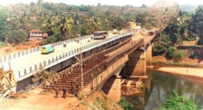 റാന്നി പാലത്തിൽ അടിയന്തിരമായി സുരക്ഷ വേലിയും മുൻകരുതലുകളും സ്ഥാപിക്കണം റാന്നി പാലത്തിൽ അടിയന്തിരമായി സുരക്ഷ വേലിയും മുൻകരുതലുകളും സ്ഥാപിക്കണം