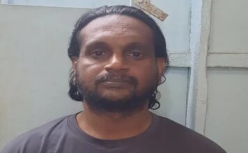 കോഴിക്കോട് വെള്ളയിലിൽ അയൽവാസിയായ സ്ത്രീയ്ക്കുനേരെ യുവാവ് വെടിയുതിർത്തു