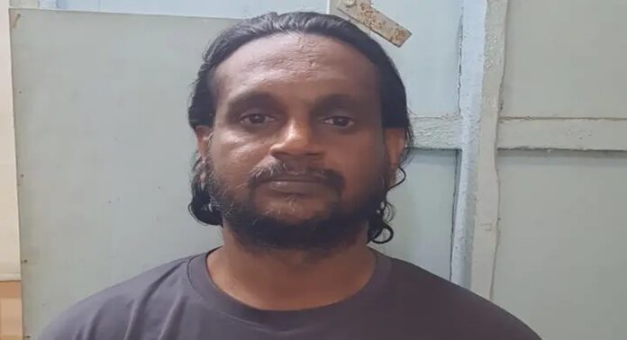 കോഴിക്കോട് വെള്ളയിലിൽ അയൽവാസിയായ സ്ത്രീയ്ക്കുനേരെ യുവാവ് വെടിയുതിർത്തു കോഴിക്കോട് വെള്ളയിലിൽ അയൽവാസിയായ സ്ത്രീയ്ക്കുനേരെ യുവാവ് വെടിയുതിർത്തു