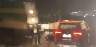 റെയിൽവേ ക്രോസിൽ കുടുങ്ങിയ കാറിലേക്ക് പാസഞ്ചർ ഇടിച്ചുകയറി അപകടം.