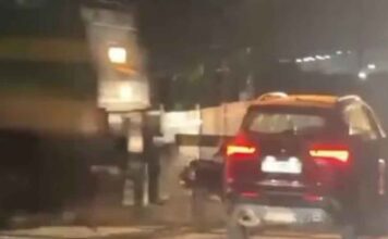 റെയിൽവേ ക്രോസിൽ കുടുങ്ങിയ കാറിലേക്ക് പാസഞ്ചർ ഇടിച്ചുകയറി അപകടം.