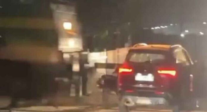 റെയിൽവേ ക്രോസിൽ കുടുങ്ങിയ കാറിലേക്ക് പാസഞ്ചർ ഇടിച്ചുകയറി അപകടം. റെയിൽവേ ക്രോസിൽ കുടുങ്ങിയ കാറിലേക്ക് പാസഞ്ചർ ഇടിച്ചുകയറി അപകടം.
