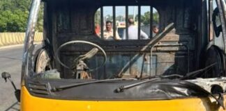 ആലപ്പുഴ ബൈപ്പാസിൽ ഓടിക്കൊണ്ടിരുന്ന മിനി ലോറിക്ക് തീപിടിച്ചു