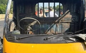 ആലപ്പുഴ ബൈപ്പാസിൽ ഓടിക്കൊണ്ടിരുന്ന മിനി ലോറിക്ക് തീപിടിച്ചു