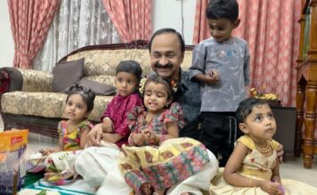 വിജയദശമി ദിനത്തിൽ തിരുവനന്തപുരത്ത് ഇല്ലാത്തതിനാൽ നാല് കുട്ടികളെ മുൻകൂട്ടി എഴുത്തിനിരുത്തി മുഖ്യമന്ത്രി വി ഡി സതീശൻ